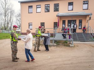 Sociālās aprūpes mājā “Gaismiņas” viesojas Militārā policija