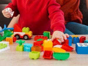 Valdība palielina kopšanas pabalstu bērniem līdz divu gadu vecumam