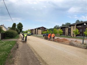 Turpinās ielu un ceļu remontdarbi; uzsākta ielu apstrāde ar dubultās virsmas tehnoloģiju