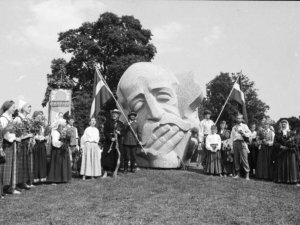 Folkloras kopas aicinātas iedziedāt tautasdziesmu Dainu kalna 35. gadskārtai