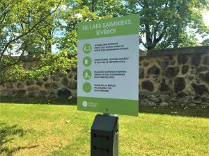 Pilsētvidē izvietotas kastītes ar maisiņiem suņu ekskrementiem