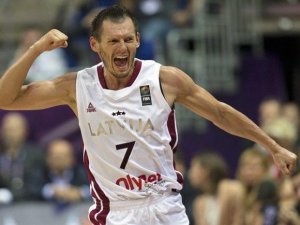 Latvijas basketbola izlases kapteinis Jānis Blūms vadīs atvērto treniņu Raiņa parkā