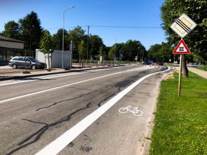 Rīgas ielā turpinās velo joslas horizontālā marķējuma izveide