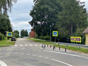 Turpinās velo joslas horizontālā marķējuma izveide Rīgas un Pulkveža Brieža ielā