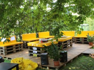 Jauniešu iniciatīvu centrā “Mērķis” atklāta sezonālā āra terase