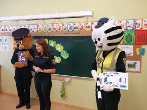 Valsts policijas pārstāvji stāsta par drošību Allažu pamatskolā