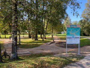 Raiņa parkā uzstādīta droša mācību vide velobraucējiem – velotrase “Velozinis”