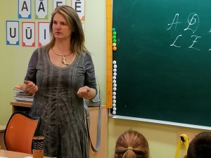 Skolēni Allažu pamatskolā apgūst glītrakstīšanu