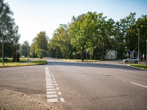 Pils un Raiņa ielas krustojumā uzsākta satiksmes drošības elementu uzstādīšana