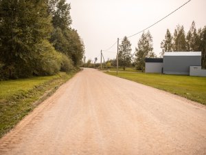 Noslēgumam tuvojas pārbūves darbi sešiem grants ceļiem 17 kilometru garumā