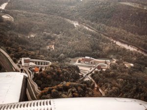 Spītējot siltiem laikapstākļiem, uzsākti kamaniņu un bobsleja treniņi Siguldā