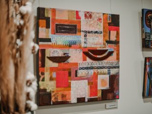 Allažu pagasta Tautas namā apskatāma mākslinieces Lauras Rostokas izstāde