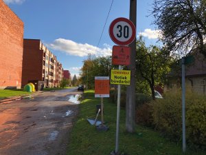 Uzsākta esošā asfaltseguma noņemšana un ielas virskārtas atjaunošana Jaunatnes ielā