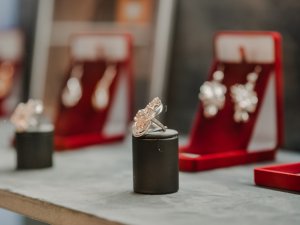 Dzīvā sudraba muzeja ekspozīcijas papildina sudraba rotu darbnīca