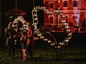 Līdz 18. novembrim Siguldas pils kvartālā ir iespēja simboliski izgaismot Latviju