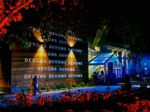 Sūtīsim virtuālos sveicienus Latvijas dzimšanas dienā, rotājot “Siguldas devons” fasādi