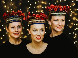 Jauniešu deju kolektīva “Vizbulīte” dejotājas darina Latgales vainagus