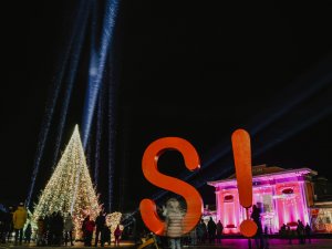 Siguldas dzelzceļa stacijas laukumā iedegta Ziemassvētku egle; notiks svētku piedāvājumi brīvā dabā