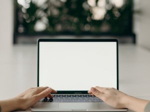 Siguldas novada skolēni dāvinājumā saņem datorus