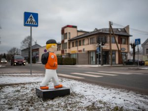 Gājēju drošībai pie vairākām gājēju pārejām uzstādīti jauni atstarojoši elementi