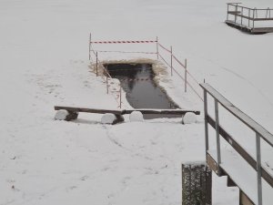 Aicina būt piesardzīgiem uz ledus; vietām var būt izveidoti āliņģi