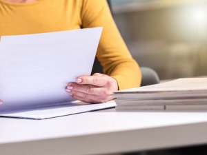 12. klašu centralizētie svešvalodu eksāmeni pārcelti uz maiju