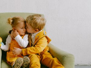 Palielinās pirmklasnieku skaits skolās; bērnudārzos uzņems arvien jaunākus audzēkņus