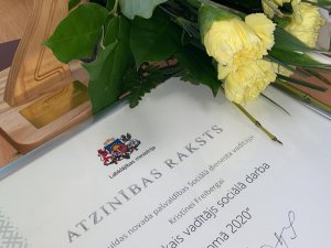 Sociālā dienesta vadītāja saņem atzinības rakstu “Labākais vadītājs sociālā darba jomā 2020”