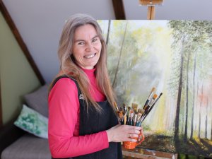 Koprades laboratorijā “Urban” skatāmas dabas pētnieces gleznu fotoreprodukcijas