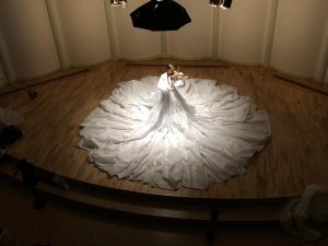 Vijolniece Kristīne Balanas “Baltajā flīģelī” uzņem videoklipu