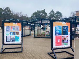 Koprades laboratorijas papildina skolēnu veidota izzinošu plakātu sērija