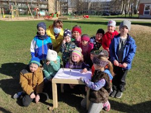 Allažu pamatskolas pirmsskolas grupu bērni dara neticamo, gleznojot ar vēju