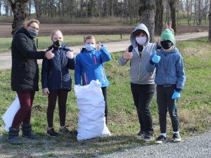Mores pamatskolas audzēkņi piedalās Lielajā talkā