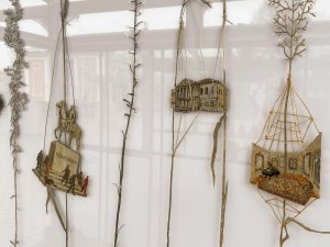 Dabas laboratorijā ar skaistumu apbur polietilēna smilgas