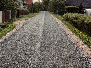 Notiek grantēto ielu apstrāde ar dubultās virsmas tehnoloģiju un asfaltēšanas darbi Raunas un Trimpus ielā