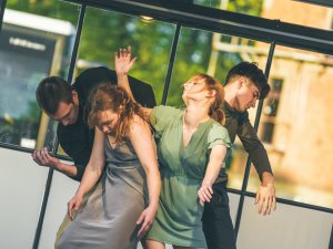 Izdejota laikmetīgās dejas izrāde Siguldas dzelzceļa stacijas laukumā