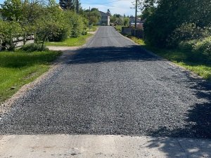 Turpinās grantēto ielu apstrāde ar dubultās virsmas tehnoloģiju Peltēs