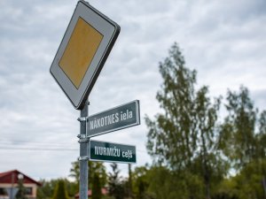 Tiek veikta ielu norāžu un ceļa zīmju nomaiņa un atjaunošana