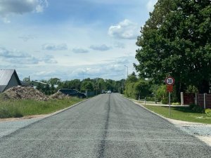 Noslēgumam tuvojas grantēto ielu apstrāde ar dubultās virsmas tehnoloģiju