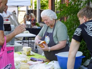 “Mūsu Bio tirgus” aicina iegādāties svaigo medu un uzšūt sev kreklkleitu