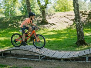 Raiņa parkā esošajā velotrasē “Velozinis” var apgūt riteņbraukšanas iemaņas