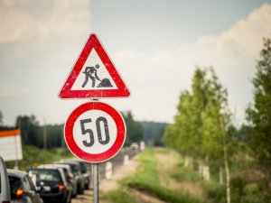 Uz autoceļa Ragana–Turaida sāk labot virsmas apstrādes defektus