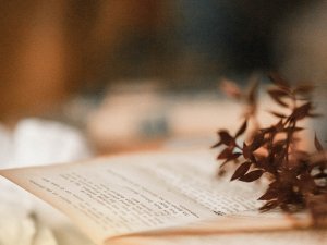 Siguldas dzelzceļa koprades laboratorijās skatāma jauna izstāde “Vārda pēc”