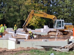 Siguldā, Saules ielā 6B, norisinās grupu dzīvokļu mājas būvniecība