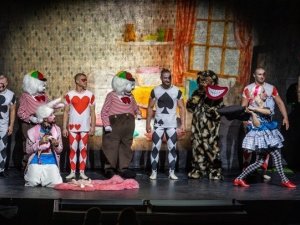 Siguldas 1. pamatskolas skolēni vēro cirka izrādi “Alise Brīnumzemē”