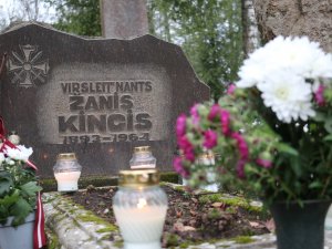 Aizdedz sveci, pieminot Lāčplēša Kara ordeņa kavalieri virsleitnantu Žani Ķinci