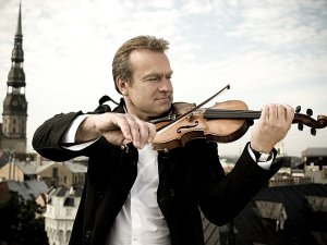 Mālpilī Ziemassvētku sajūtu radīs Raimonds Ozols un Raimonds Macats 