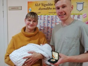 Siguldas slimnīcā tūkstošajās dzemdībās pasaulē nācis puika