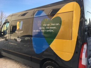 Akcijas “Busiņam būt!” ietvaros biedrībā “Cerību spārni” ieradies jaunais busiņš