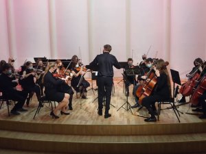 Mākslu skolas “Baltais flīģelis” audzēkņi sūta sveicienus svētkos